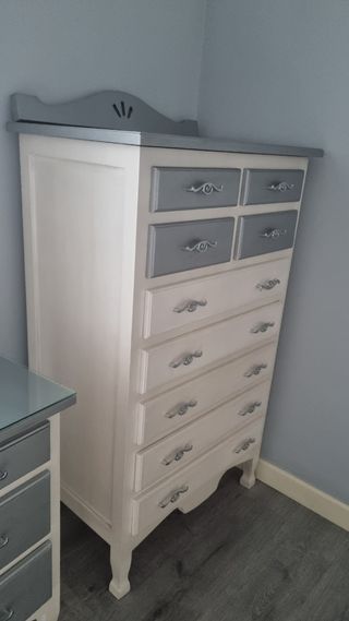 Cómoda y mesitas de noche vintage