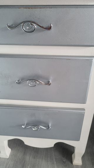 Cómoda y mesitas de noche vintage