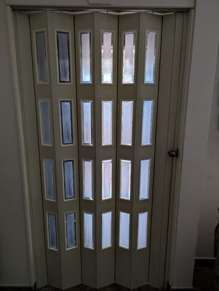 Puerta plegable color crema