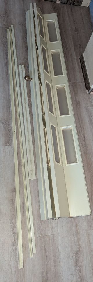 Puerta plegable color crema