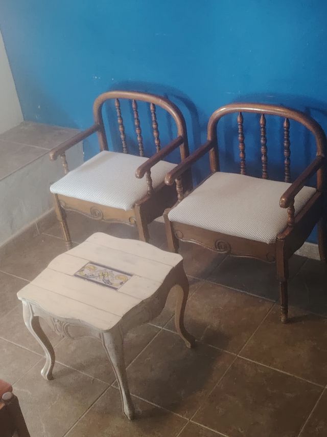 Conjunto de 2 sillones y mesa auxiliar