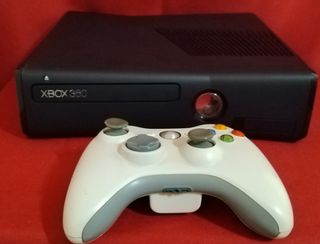 Xbox 360 Negra con Mando Blanco