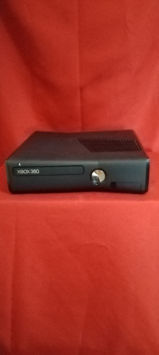 Xbox 360 Negra con Mando Blanco