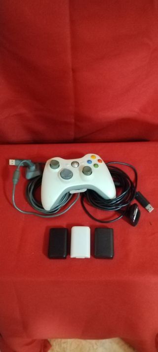 Xbox 360 Negra con Mando Blanco