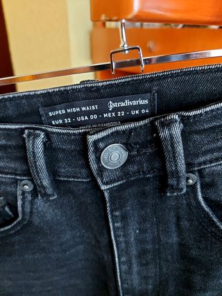 Pantalón vaquero negro Stradivarius T.32