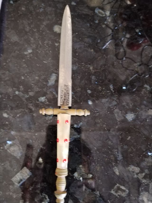 Abrecartas antiguo con detalles, puja.