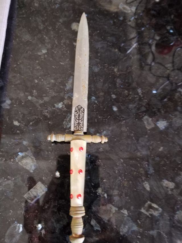 Abrecartas antiguo con detalles, puja.