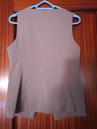 Chaleco de rayas finas beige