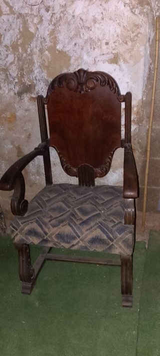 Butacón de madera tallada