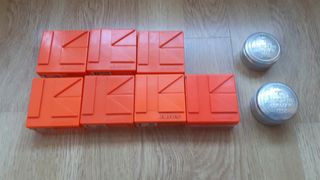 Cajas Kores y chinchetas