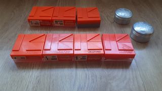 Cajas Kores y chinchetas