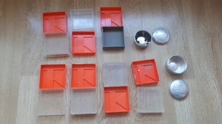 Cajas Kores y chinchetas