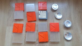 Cajas Kores y chinchetas