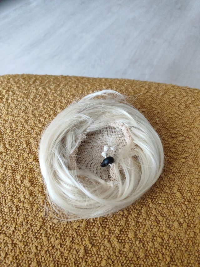 Postizo pelo blanco, rubio muy claro.