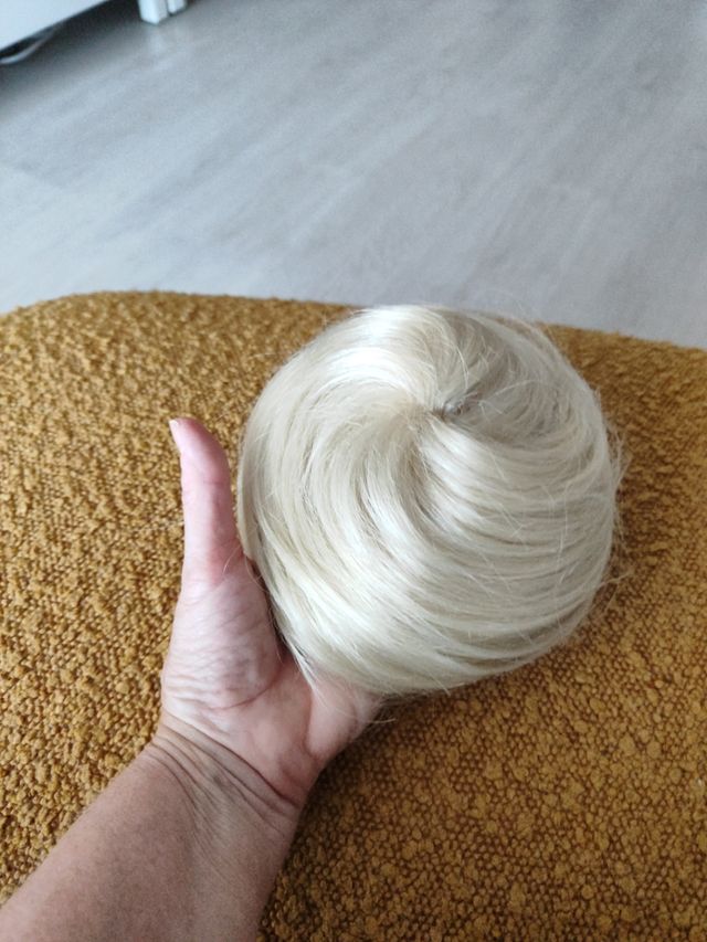 Postizo pelo blanco, rubio muy claro.