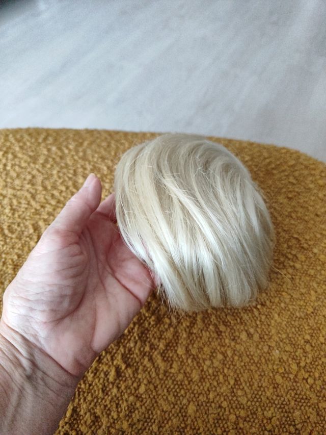 Postizo pelo blanco, rubio muy claro.