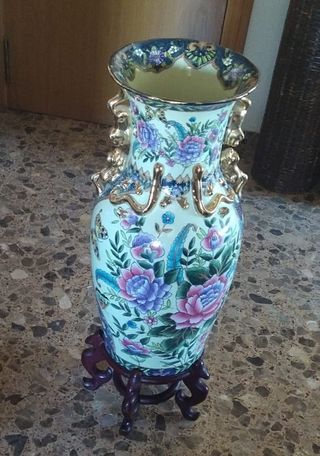 Jarrón de cerámica con peana