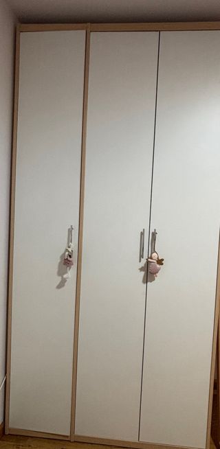 Armario blanco y madera