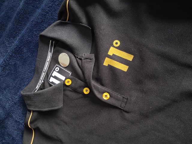 Polo 11 Degrees Negro y Dorado Talla S