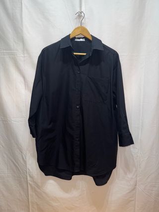 Camisa negra de manga debajo del codo
