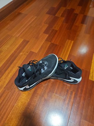 Zapatillas Nike Baloncesto Negras y Blancas