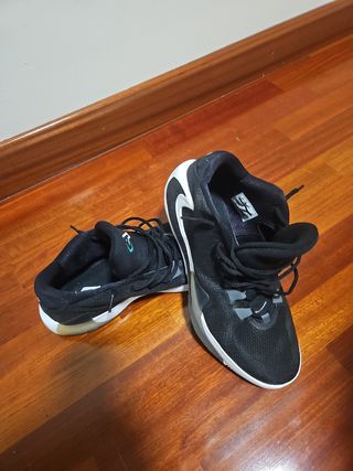 Zapatillas Nike Baloncesto Negras y Blancas