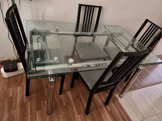 Mesa de cristal con 4 sillas