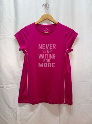 Camiseta deportiva rosa con mensaje