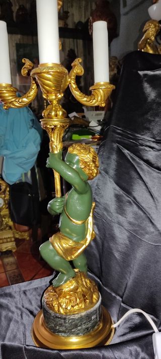 Lámpara de mesa antigua con querubín