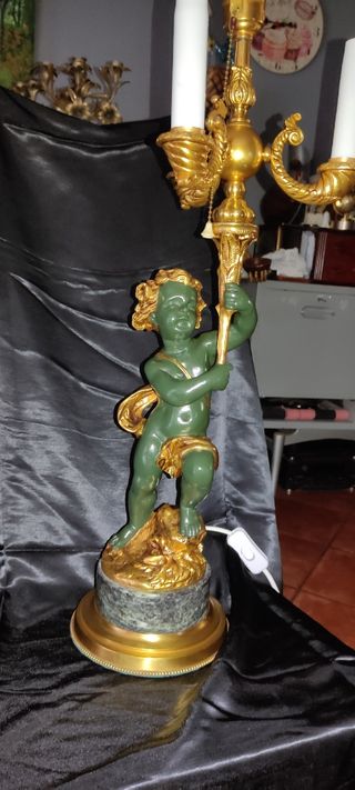 Lámpara de mesa antigua con querubín