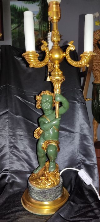 Lámpara de mesa antigua con querubín