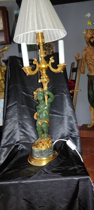 Lámpara de mesa antigua con querubín