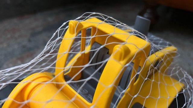 Scavatore giocattolo giallo