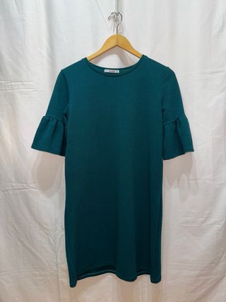 Vestido verde azulado con mangas acampanadas