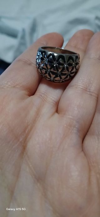 Anillo plateado con diseño floral