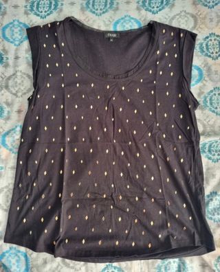 Camiseta Elogy Negra con Detalles Dorados Talla M