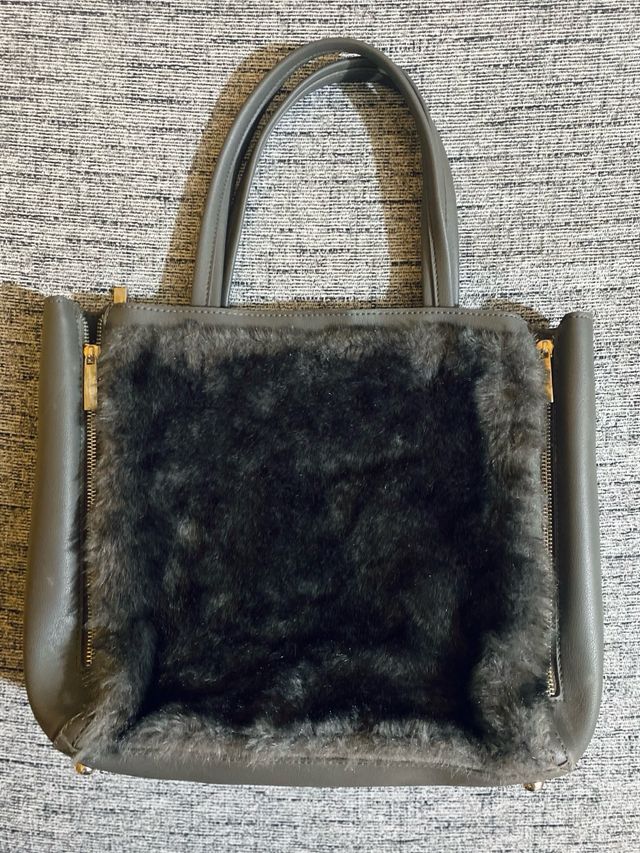 Bolso de pelo gris con cremalleras 