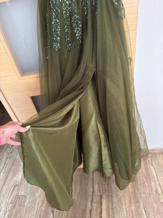 Vestido de fiesta verde con pedrería