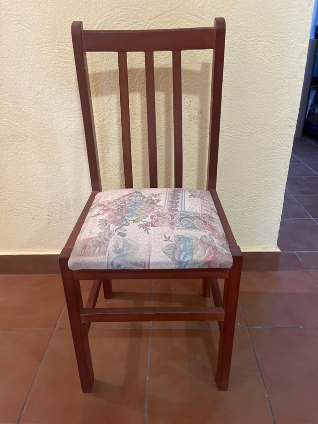 Silla de madera maciza con asiento estampado