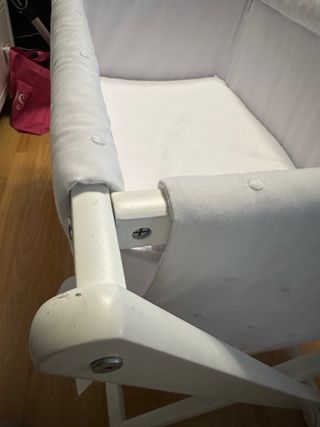 Minicuna de madera con vestidura de Uzturre