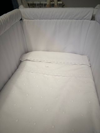 Minicuna de madera con vestidura de Uzturre