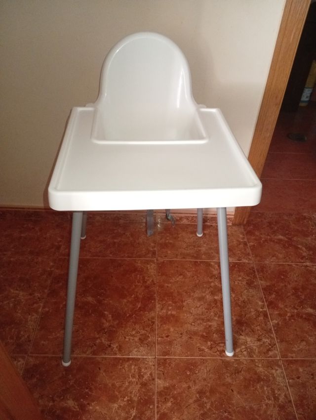 Trona blanca para bebé