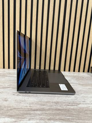MacBook Pro 15" 2017 i7 16gb 256gb SSD