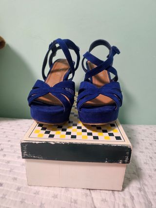 Zapatos de tacón azul oscuro