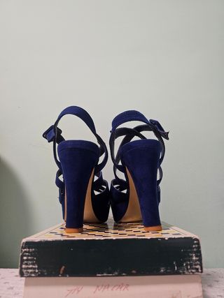 Zapatos de tacón azul oscuro