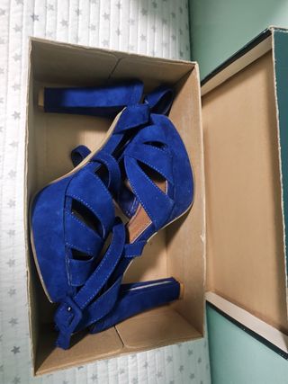 Zapatos de tacón azul oscuro