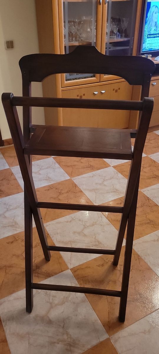 Galán de madera oscuro