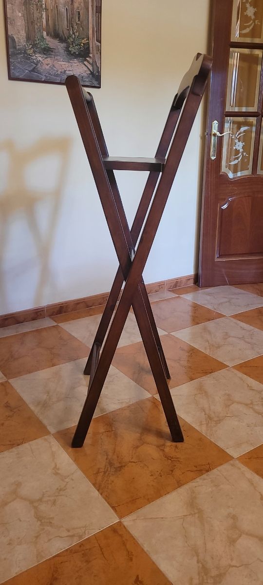 Galán de madera oscuro