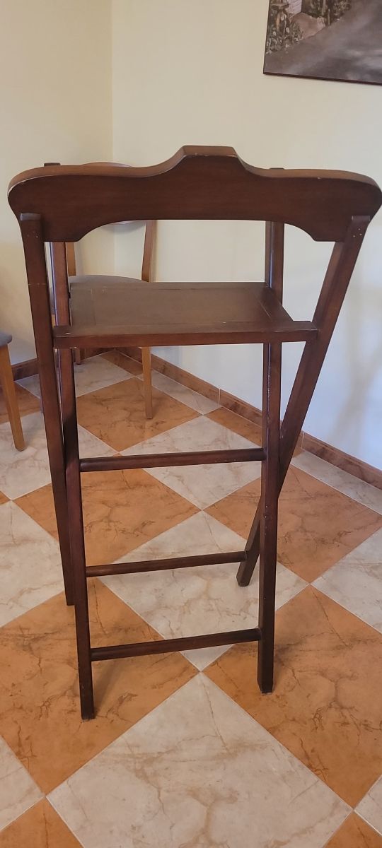 Galán de madera oscuro