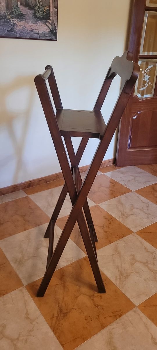 Galán de madera oscuro